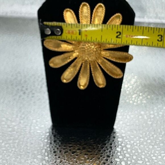 Vintage Large Daisy Pin Brooch Button Center Brush Gold Tone Chunky Estate Y2K - Picture 2 of 6